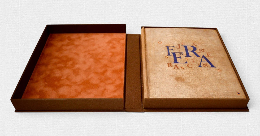 Etui bibliofilskie do „Fedry” Jeana Racine’a z ręcznie wykonanym wnętrzem i dekoracyjną wyklejką, wydanie kolekcjonerskie.