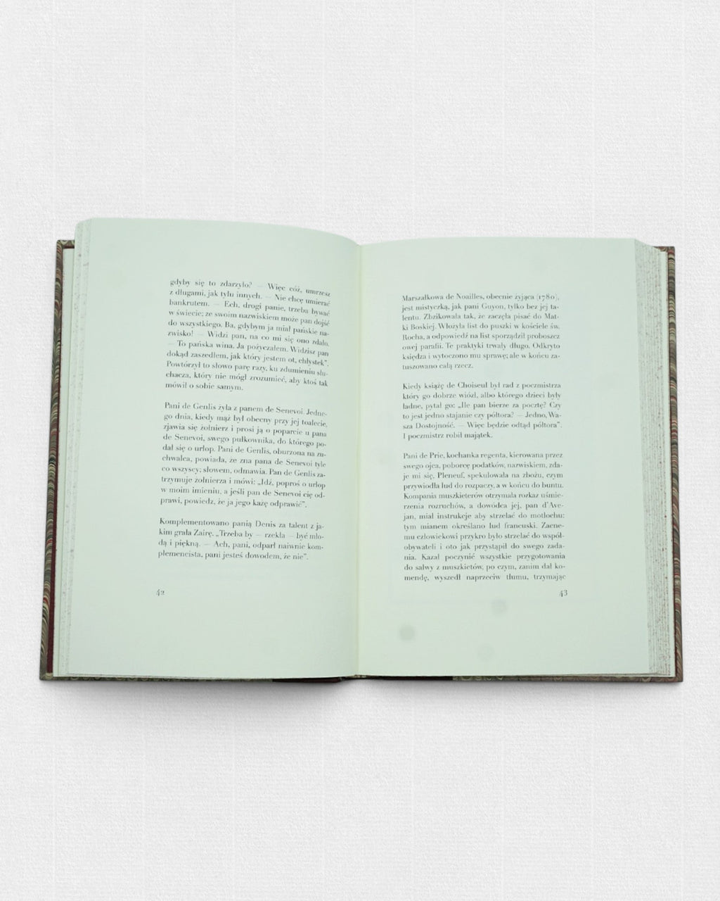 Charaktery i anegdoty Chamforta – otwarta książka z przykładowym składem tekstu, elegancka typografia na papierze bawełnianym, wydanie bibliofilskie Rambler Press