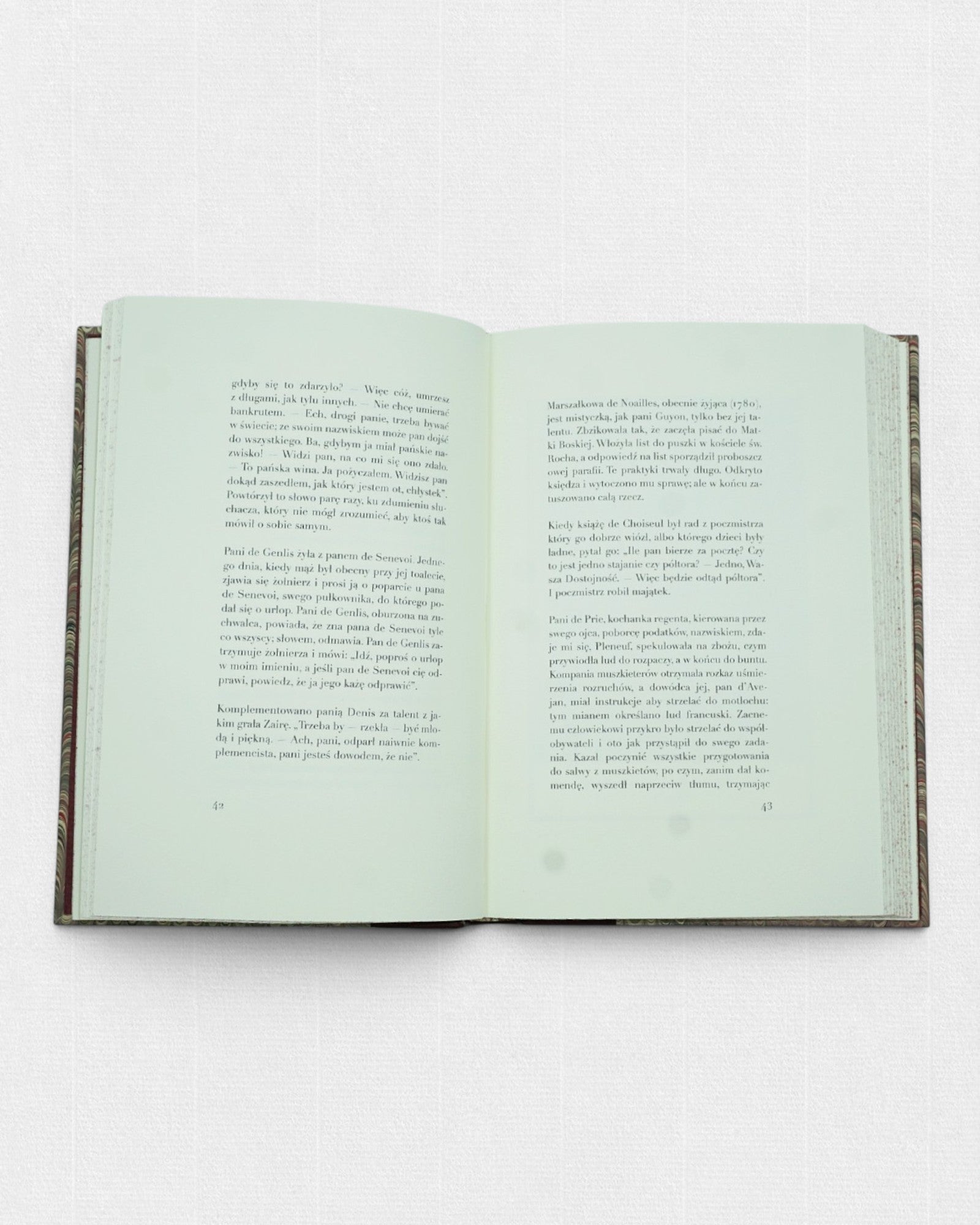 Charaktery i anegdoty Chamforta – otwarta książka z przykładowym składem tekstu, elegancka typografia na papierze bawełnianym, wydanie bibliofilskie Rambler Press