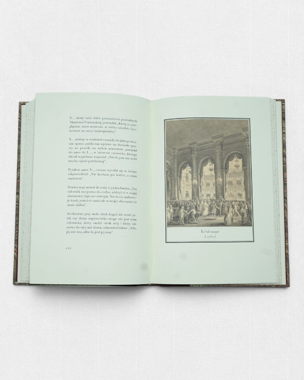 Charaktery i anegdoty Chamforta – otwarta książka z ilustracją sceny salonowej oraz eleganckim składem tekstu, bibliofilskie wydanie Rambler Press