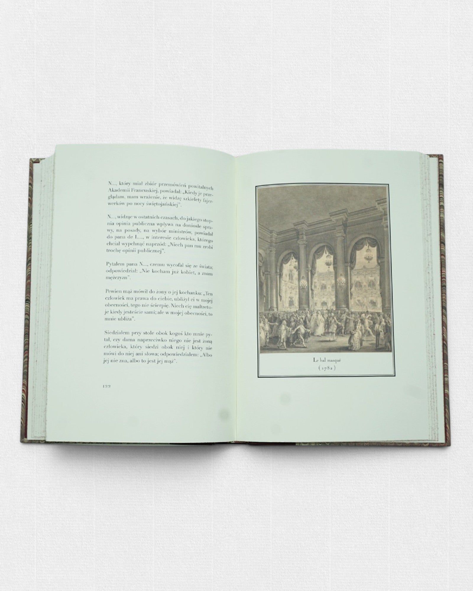 Charaktery i anegdoty Chamforta – otwarta książka z ilustracją sceny salonowej oraz eleganckim składem tekstu, bibliofilskie wydanie Rambler Press