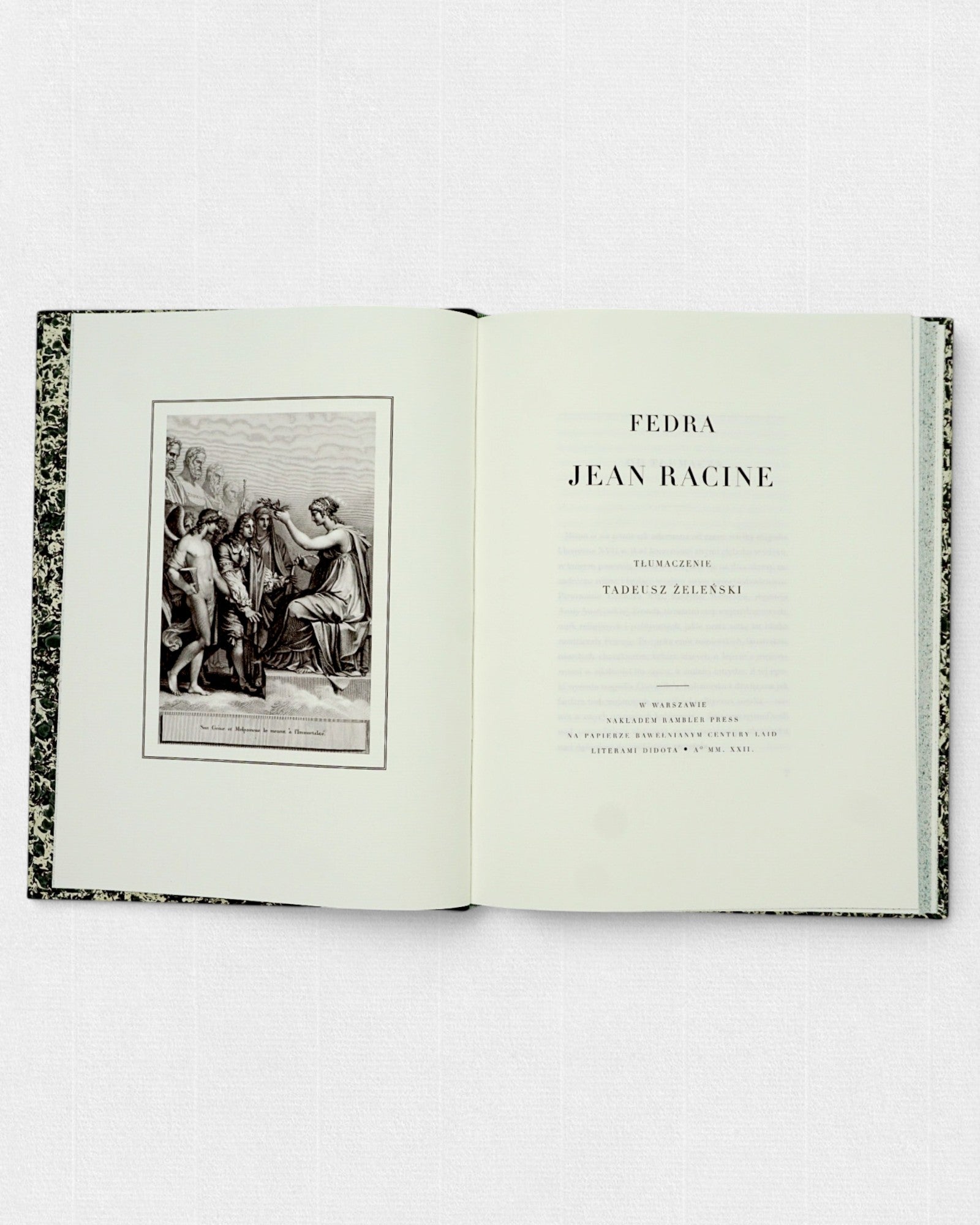 Rozkładówka książki „Fedra” Jeana Racine’a z kartą tytułową i ilustracją klasyczną, wydanie bibliofilskie na papierze bawełnianym.