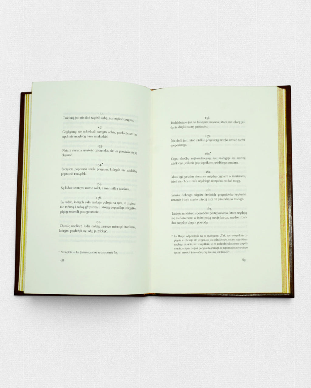 Rozkładówka kolekcjonerskiego wydania „Maksym i rozważań moralnych” François de La Rochefoucauld z klasycznym układem tekstu i drukiem na papierze Century Laid.