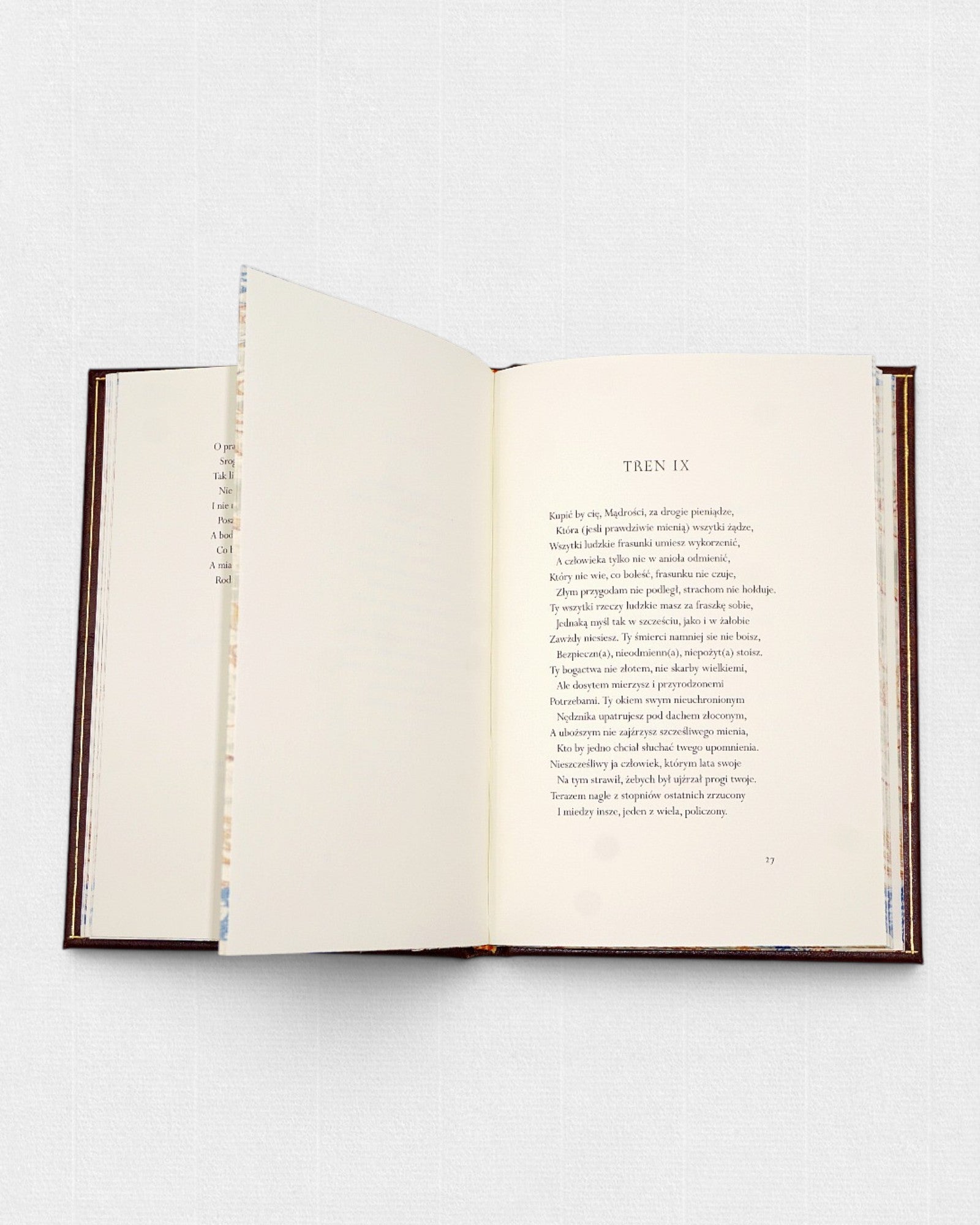 Wnętrze książki Treny Jana Kochanowskiego, Tren IX, wydanie bibliofilskie Rambler Press, klasyczna typografia i ręczna oprawa
