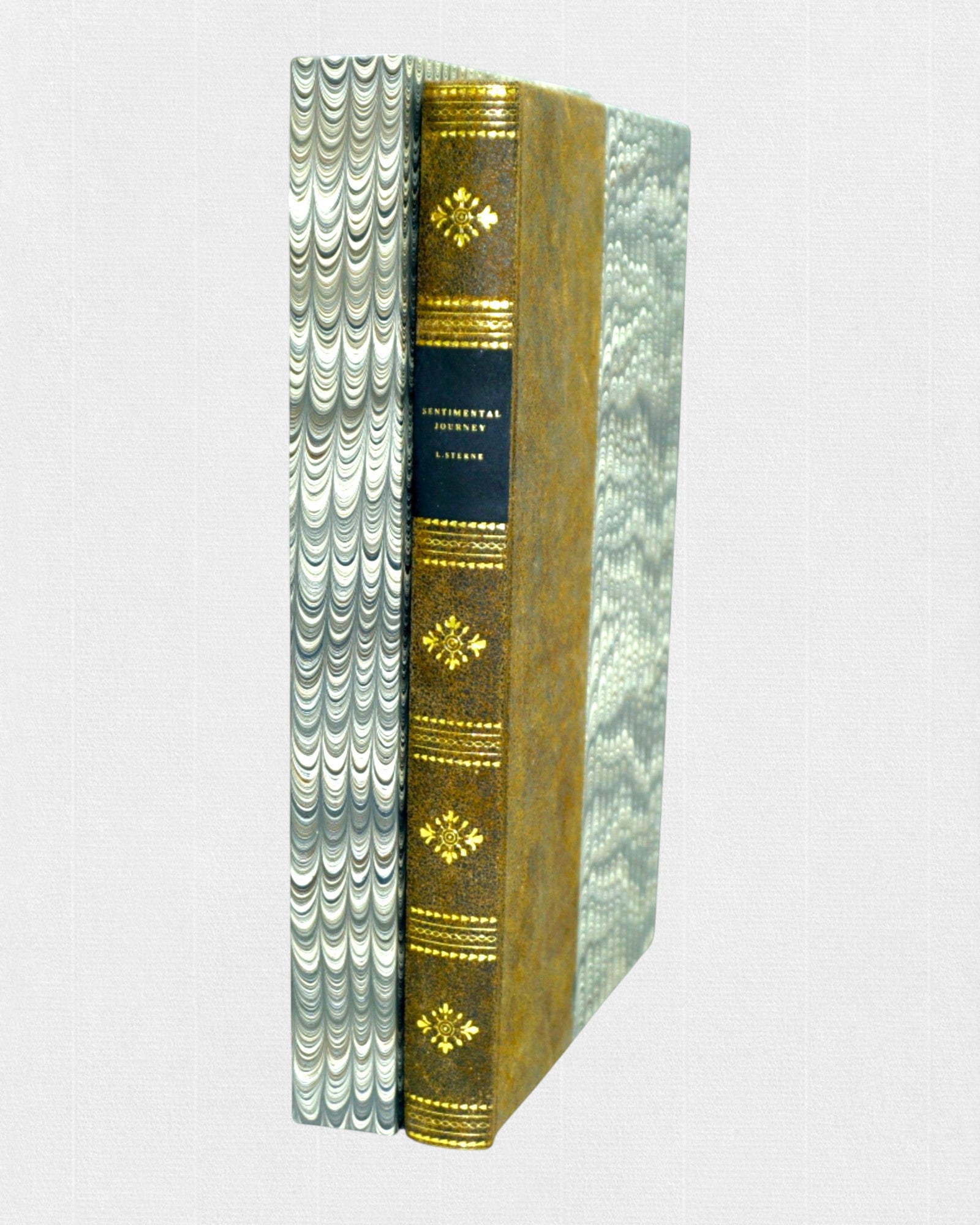 Limitowane wydanie „A Sentimental Journey Through France and Italy” Laurence’a Sterne’a z etui ochronnym, w ręcznej półskórkowej oprawie i marmurkowych okładzinach.