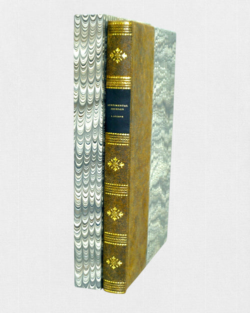 Limitowane wydanie „A Sentimental Journey Through France and Italy” Laurence’a Sterne’a z etui ochronnym, w ręcznej półskórkowej oprawie i marmurkowych okładzinach.