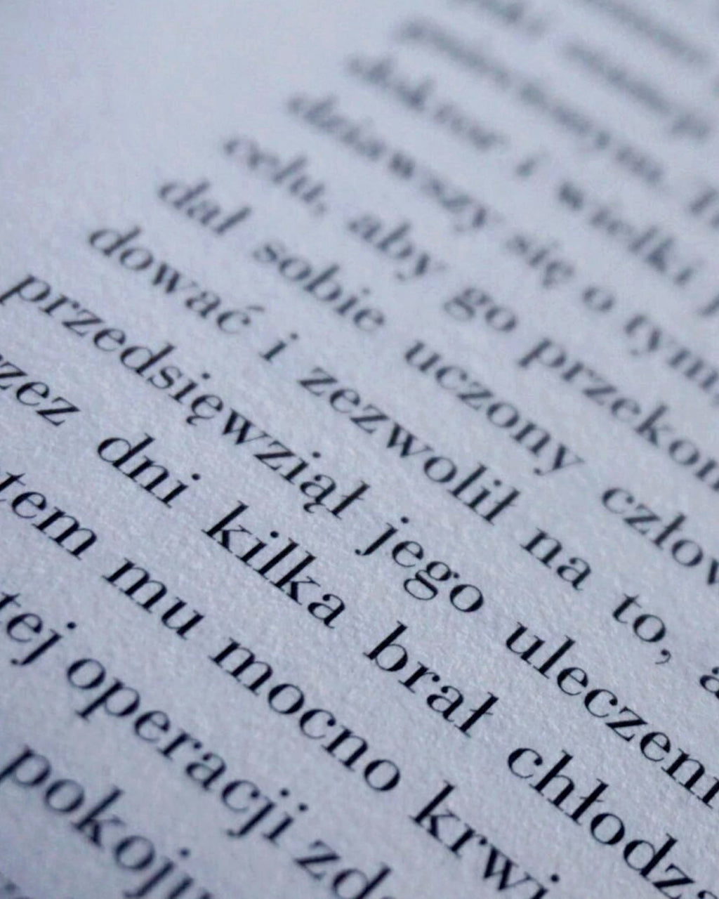 Detal typografii kolekcjonerskiego wydania „Strachu w Zameczku” Anny Olimpii Mostowskiej. Zbliżenie na druk wykonany krojem Bodoni na bawełnianym papierze Fabriano Tiepolo, inspirowane estetyką dawnych europejskich oficyn drukarskich i klasyczną sztuką książki XIX wieku.