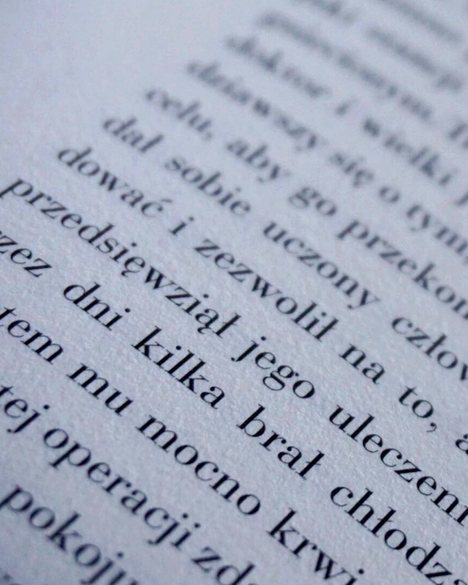 Detal typografii kolekcjonerskiego wydania „Strachu w Zameczku” Anny Olimpii Mostowskiej. Zbliżenie na druk wykonany krojem Bodoni na bawełnianym papierze Fabriano Tiepolo, inspirowane estetyką dawnych europejskich oficyn drukarskich i klasyczną sztuką książki XIX wieku.