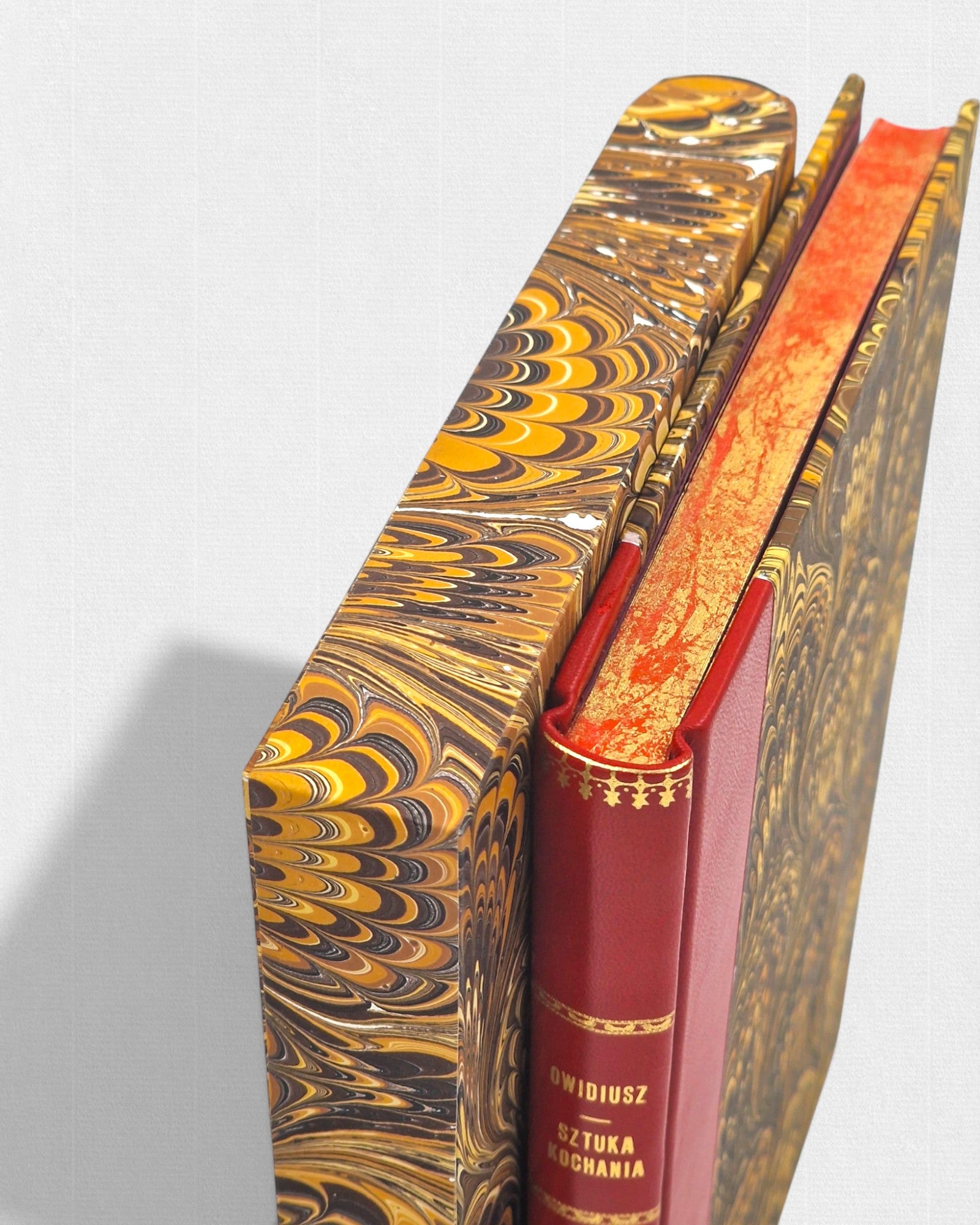 Sztuka kochania Owidiusza – bibliofilskie wydanie Rambler Press z ręczną oprawą, złoconym grzbietem, złoconymi krawędziami kart oraz marmoryzowanym etui ochronnym.