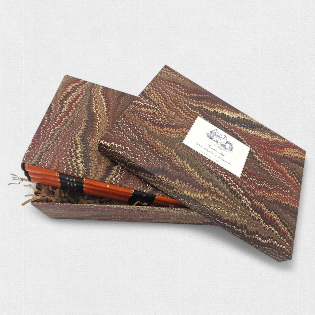 Etui z papieru marmurkowego i kolekcjonerskie wydanie „Frankensteina” Mary Shelley od Rambler Press — ręcznie oprawione tomy w skórze, inspirowane tradycją fine press, klasyczną typografią i dawną europejską sztuką książki.