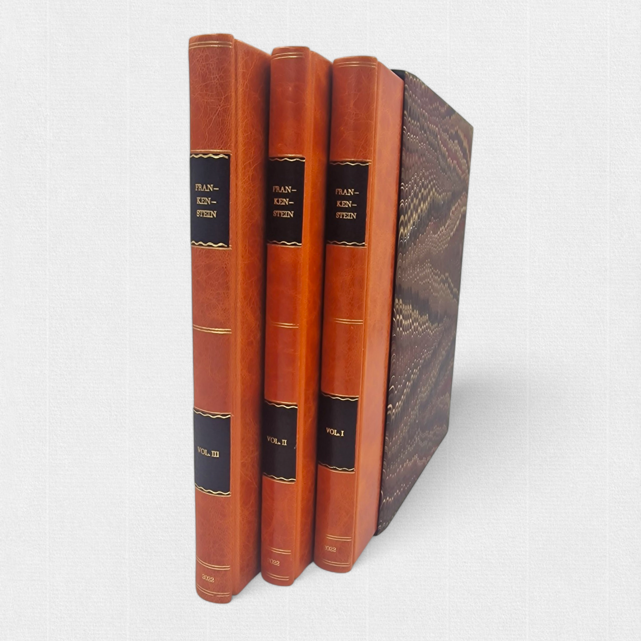 Trzytomowe wydanie kolekcjonerskie „Frankensteina” Mary Shelley przygotowane przez Rambler Press — ręcznie oprawione tomy w skórze z tłoczeniami i etui z papieru marmurkowego, inspirowane tradycją fine press i klasyczną sztuką książki.
