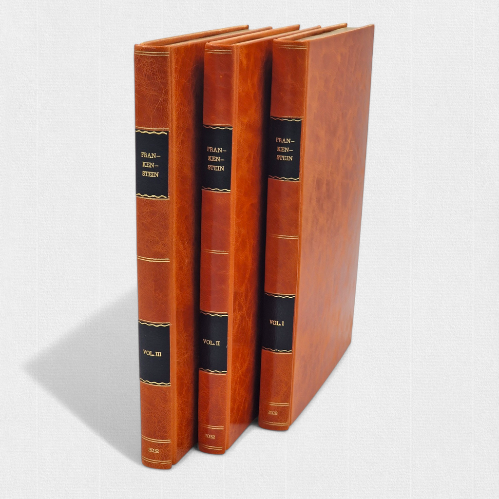 Kolekcjonerskie wydanie „Frankensteina” Mary Shelley od Rambler Press — trzy ręcznie oprawione tomy w pełnej skórze, inspirowane tradycją fine press i klasyczną europejską sztuką introligatorską.