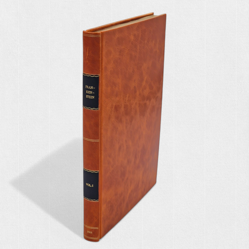 Kolekcjonerskie wydanie „Frankensteina” Mary Shelley przygotowane przez Rambler Press — ręcznie oprawiony tom w pełnej skórze, inspirowany tradycją fine press i dawną europejską sztuką książki.