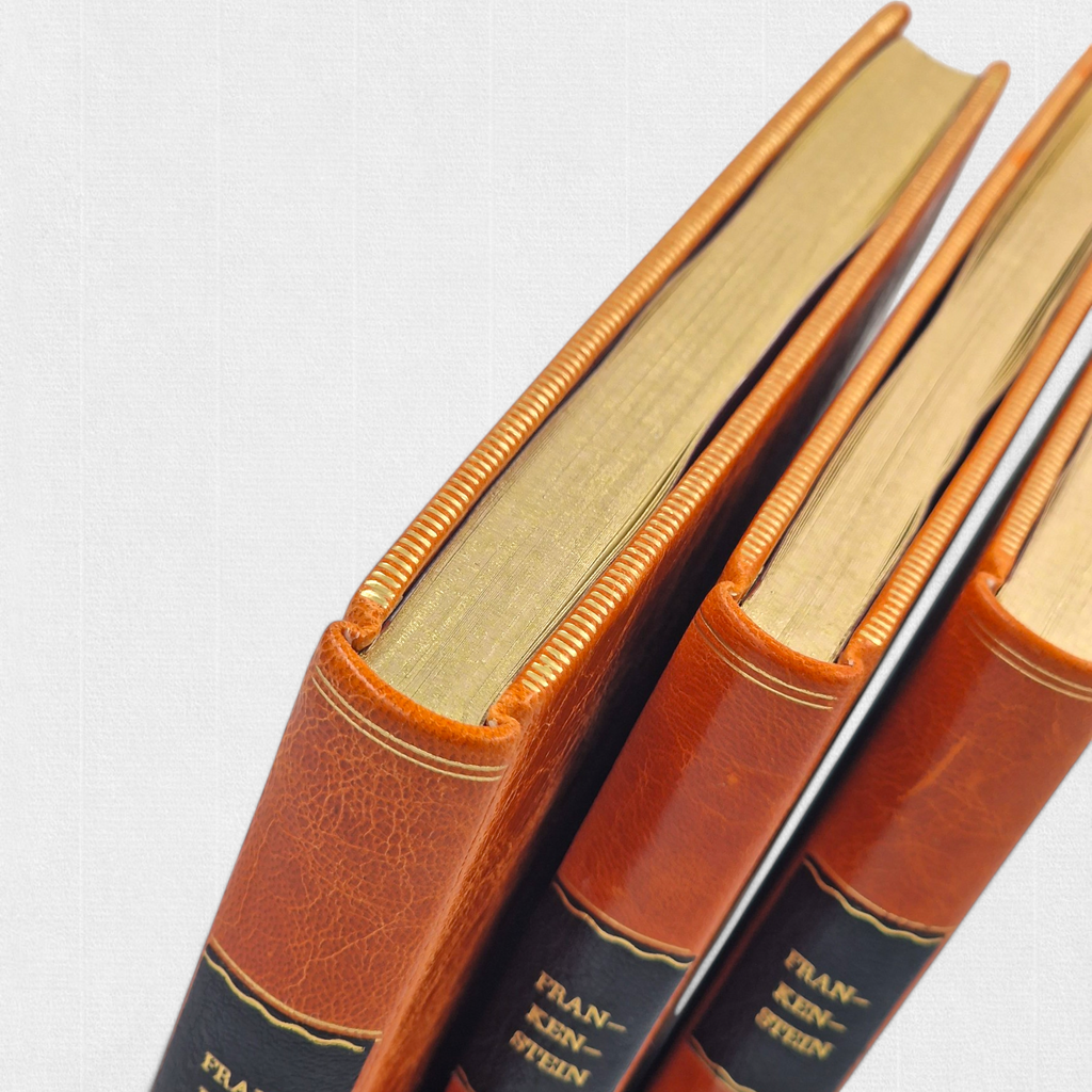 Detal ręcznie oprawionych tomów „Frankensteina” Mary Shelley przygotowanych przez Rambler Press — złocone krawędzie, pełna skórzana oprawa i klasyczne introligatorstwo inspirowane tradycją fine press.