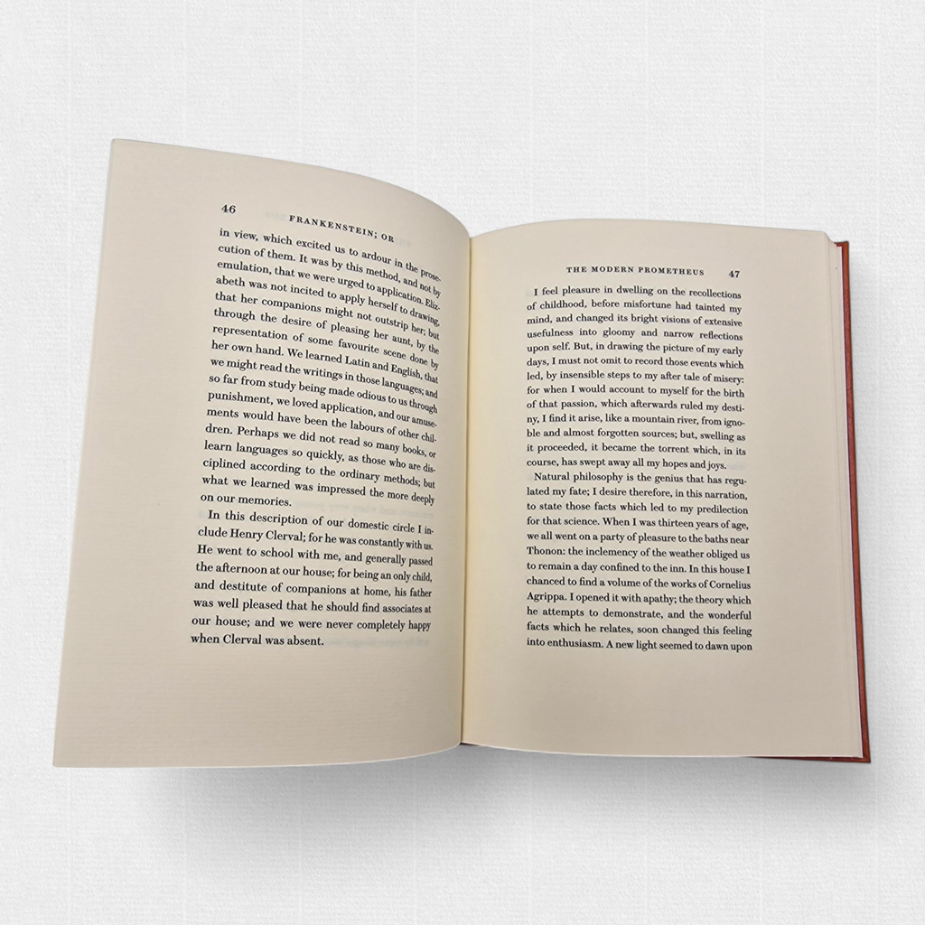 Rozkładówka kolekcjonerskiego wydania „Frankensteina” Mary Shelley od Rambler Press — klasyczny skład typograficzny inspirowany drukami XIX wieku, przygotowany w duchu fine press i tradycyjnej sztuki książki.