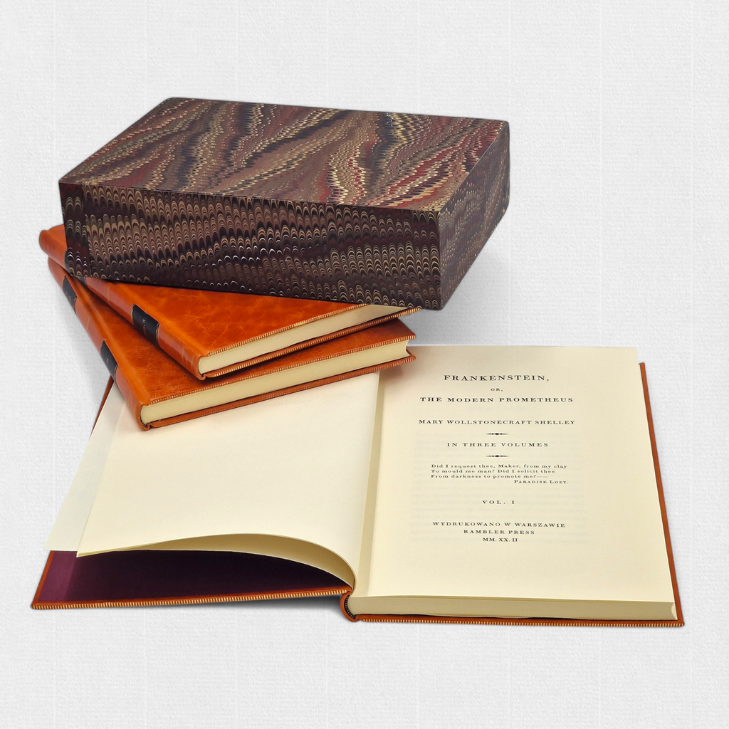 Kolekcjonerskie wydanie „Frankensteina” Mary Shelley przygotowane przez Rambler Press — ręcznie oprawione tomy w pełnej skórze, klasyczna typografia, papier marmurkowy i etui inspirowane tradycją fine press oraz dawną europejską sztuką książki.