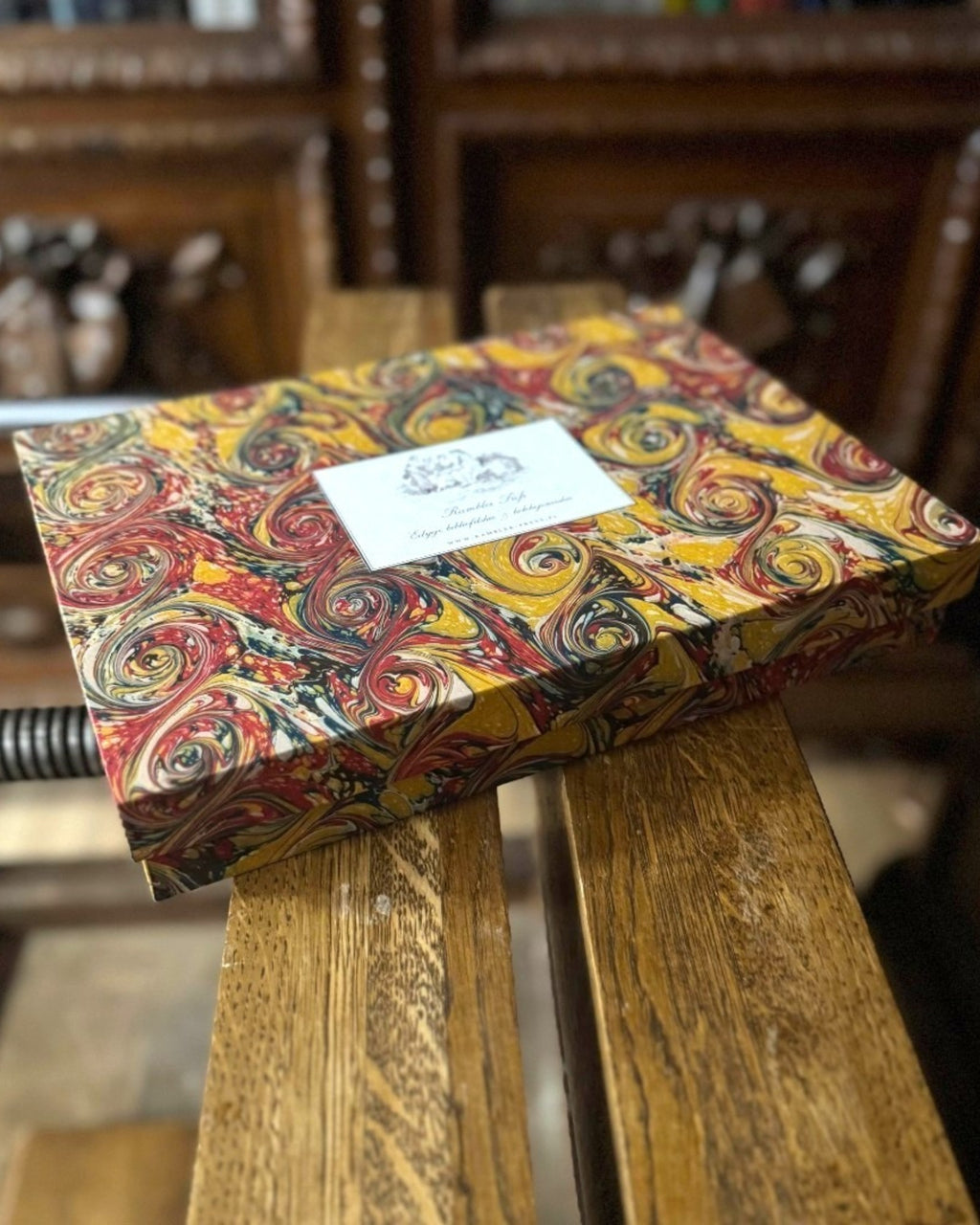 Kolekcjonerskie wydanie „Parad” Jana Nepomucena Potockiego w ręcznie wykonanej półskórkowej oprawie z marmurkowanym papierem.