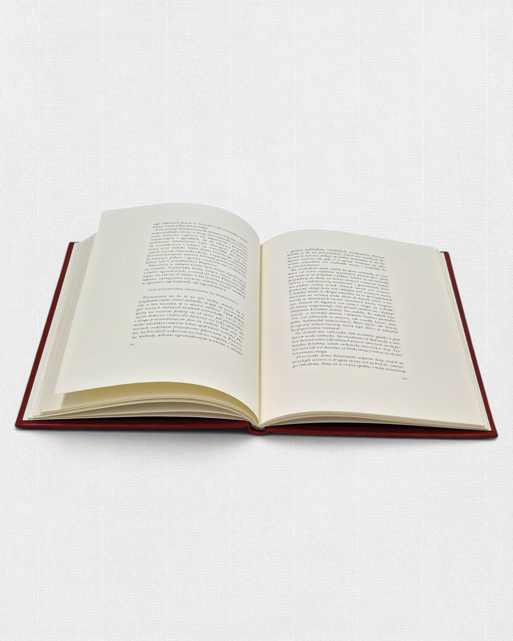 Ignacy Krasicki „Listy o ogrodach” — wnętrze wydania kolekcjonerskiego Rambler Press złożonego krojami Monotype Bell i Monotype Bulmer, książka drukowana na papierze Fabriano Tiepolo, inspirowana klasyczną typografią i dawną europejską sztuką książki.