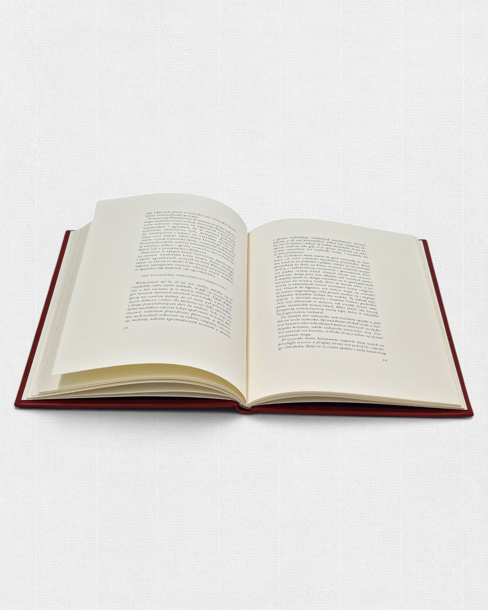 Ignacy Krasicki „Listy o ogrodach” — wnętrze wydania kolekcjonerskiego Rambler Press złożonego krojami Monotype Bell i Monotype Bulmer, książka drukowana na papierze Fabriano Tiepolo, inspirowana klasyczną typografią i dawną europejską sztuką książki.