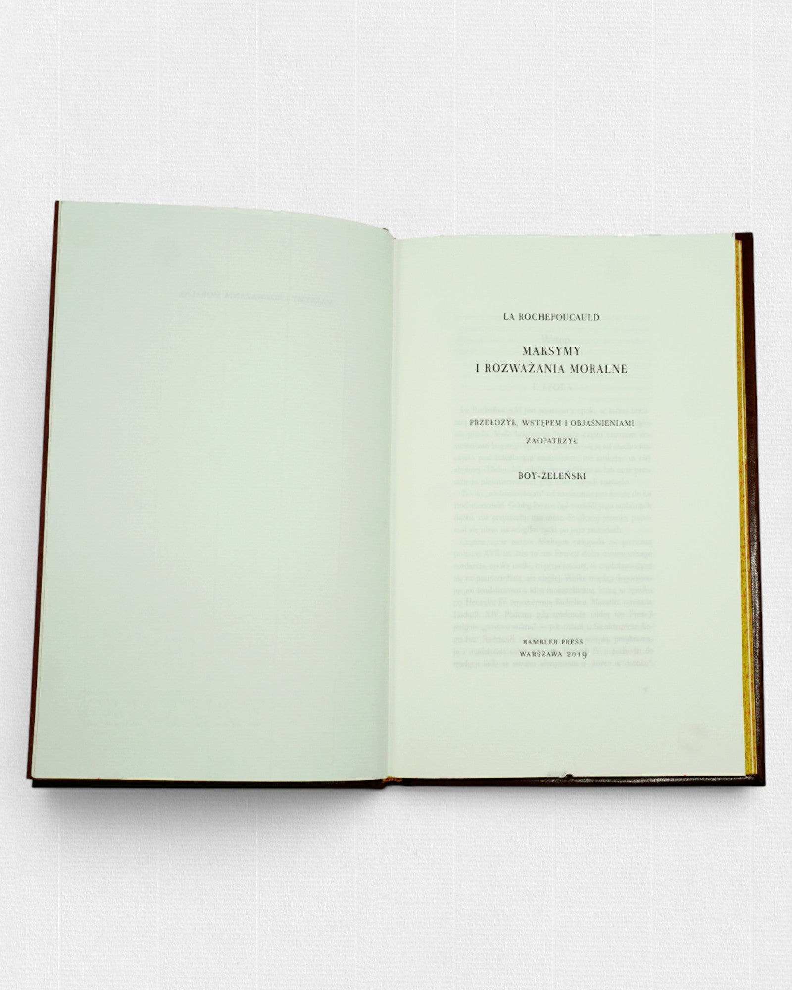 Wnętrze kolekcjonerskiego wydania „Maksym i rozważań moralnych” François de La Rochefoucauld z klasycznym składem typograficznym i drukiem na papierze Century Laid.