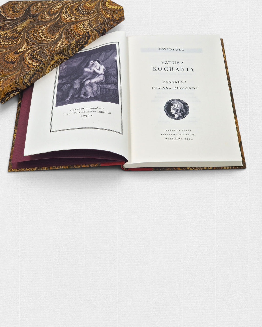 Sztuka kochania Owidiusza – bibliofilskie wydanie Rambler Press prezentujące stronę tytułową oraz frontyspis z ilustracją Pierre’a-Paula Prud’hona z 1797 roku, skład krojem Walbaum.