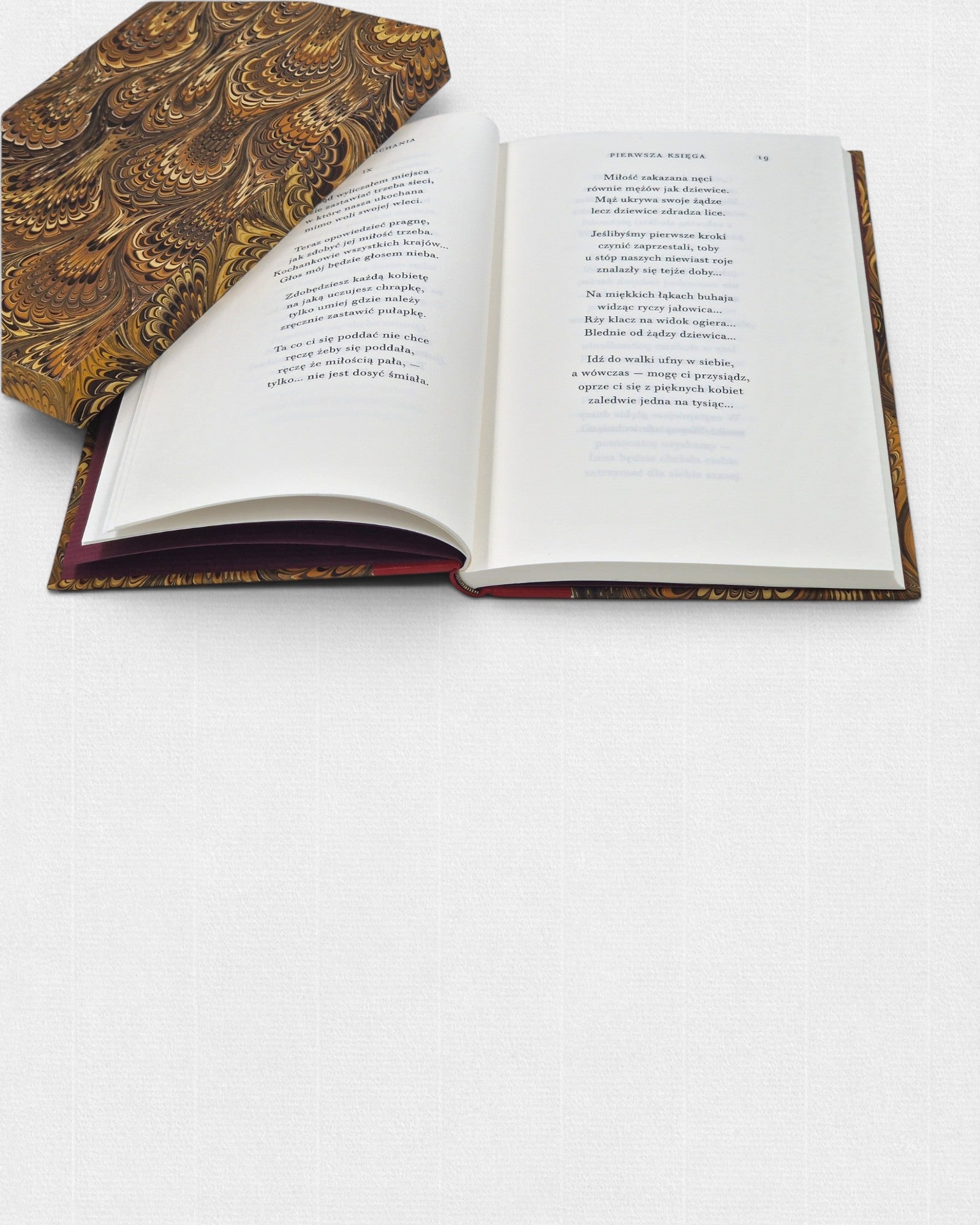 Sztuka kochania Owidiusza (Ars Amatoria) – wydanie bibliofilskie Rambler Press prezentujące wnętrze książki, klasyczną typografię Walbaum, papier Century Laid oraz ręczną oprawę kolekcjonerską.

