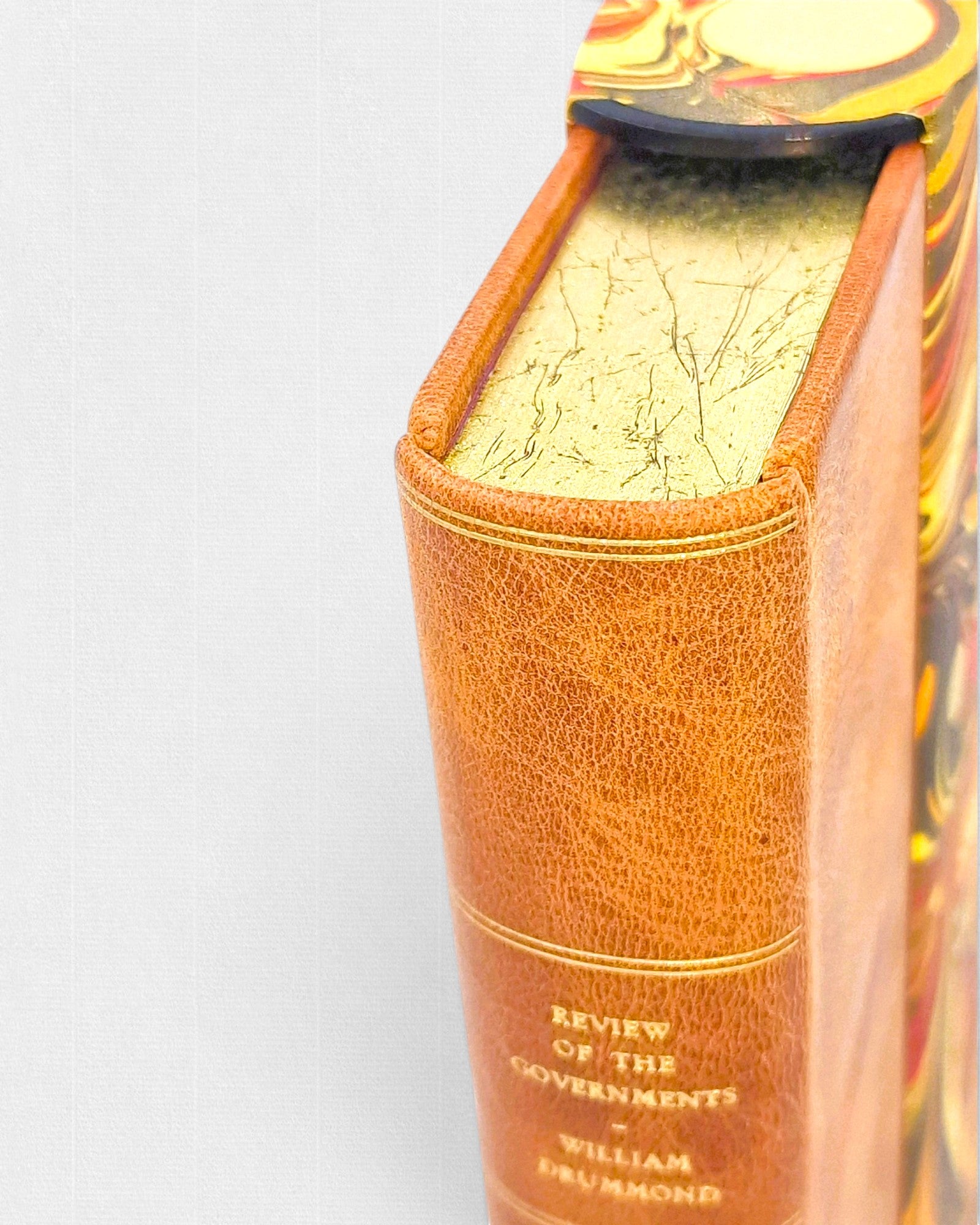 Książka kolekcjonerska „A Review of the Governments of Sparta and Athens” – sir William Drummond, wydanie bibliofilskie Rambler Press. Detal ręcznej oprawy w pełną skórę, złocony grzbiet i marmurkowane brzegi bloku książki, limitowany nakład 25 egzemplarzy.