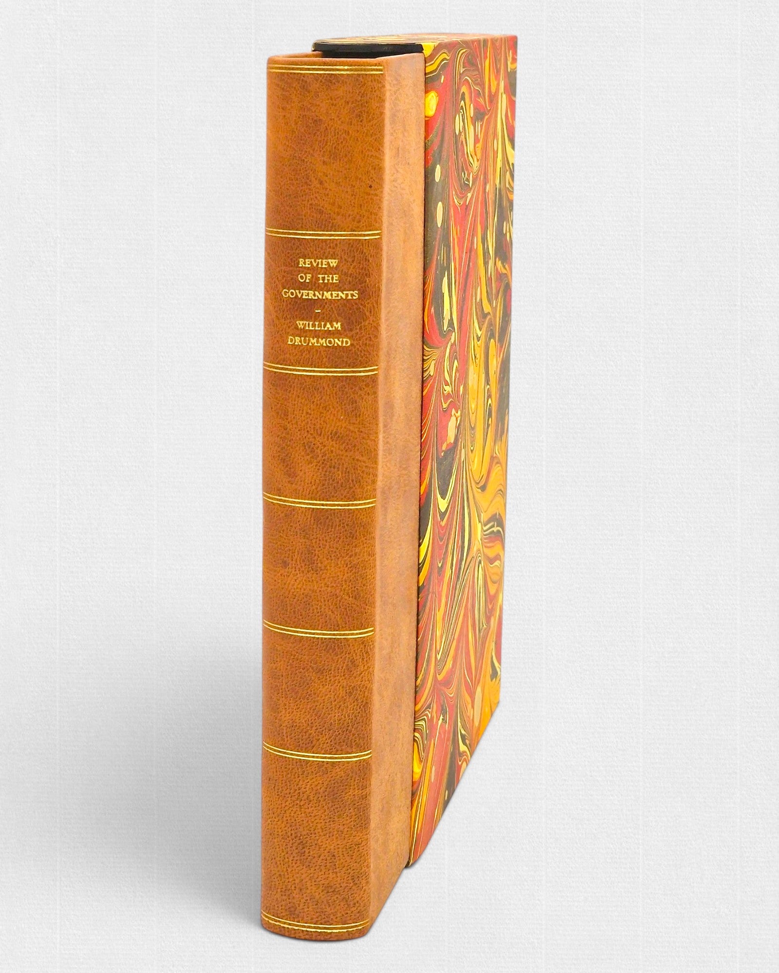 Książka kolekcjonerska „A Review of the Governments of Sparta and Athens” – sir William Drummond, wydanie bibliofilskie Rambler Press. Ręczna oprawa w pełną skórę, złocony grzbiet z tytułem, marmurkowe etui, limitowany nakład 25 egzemplarzy.