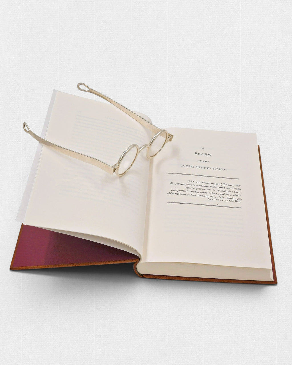 Książka kolekcjonerska „A Review of the Governments of Sparta and Athens” – sir William Drummond, wydanie bibliofilskie Rambler Press. Otwarty rozkład stron prezentujący klasyczną typografię Warbler, greckie cytaty złożone krojem GFS Porson oraz papier Conqueror Pure Cotton charakterystyczny dla edycji fine press.
