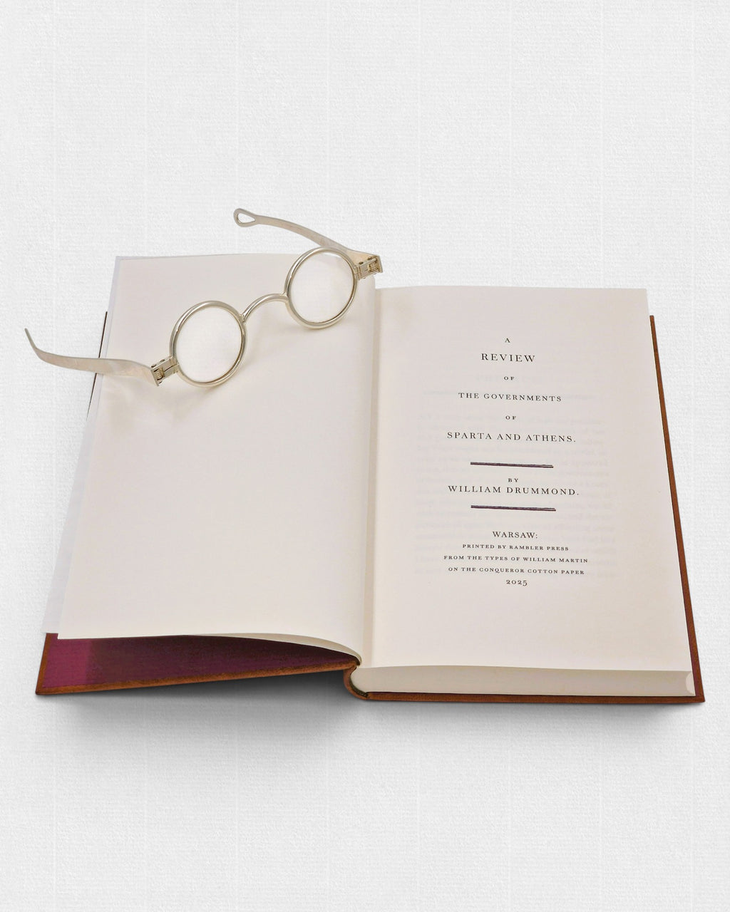Książka kolekcjonerska „A Review of the Governments of Sparta and Athens” – sir William Drummond, wydanie bibliofilskie Rambler Press. Otwarta strona tytułowa prezentująca klasyczną typografię Warbler, papier Conqueror Pure Cotton i ręczną oprawę charakterystyczną dla współczesnych edycji fine press.