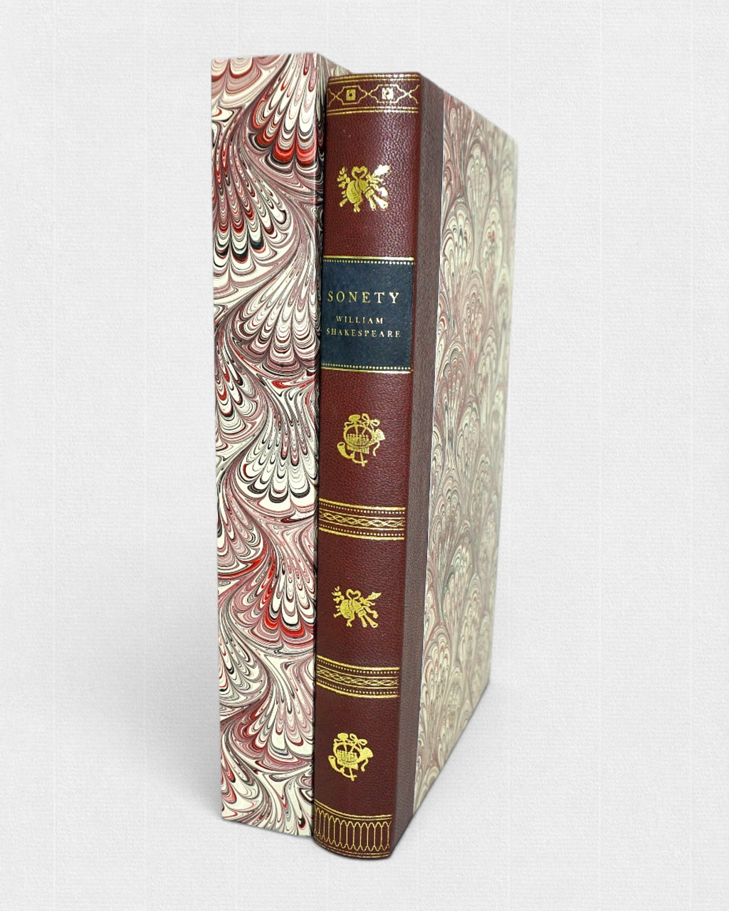 Kolekcjonerskie wydanie „Sonetów” Williama Shakespeare’a – skórzana oprawa ze złoceniami i marmoryzowane etui w eleganckim stylu
