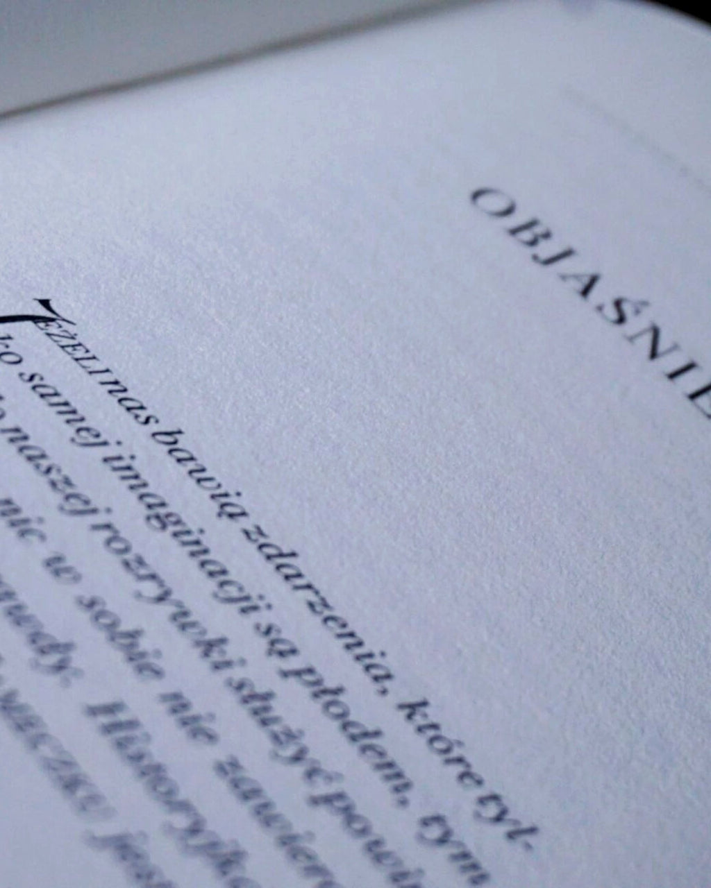 Detal typografii kolekcjonerskiego wydania „Strachu w Zameczku” Anny Olimpii Mostowskiej wydanego przez Rambler Press. Zbliżenie na druk wykonany krojem Bodoni na bawełnianym papierze welinowym, inspirowany estetyką klasycznych książek początku XIX wieku.