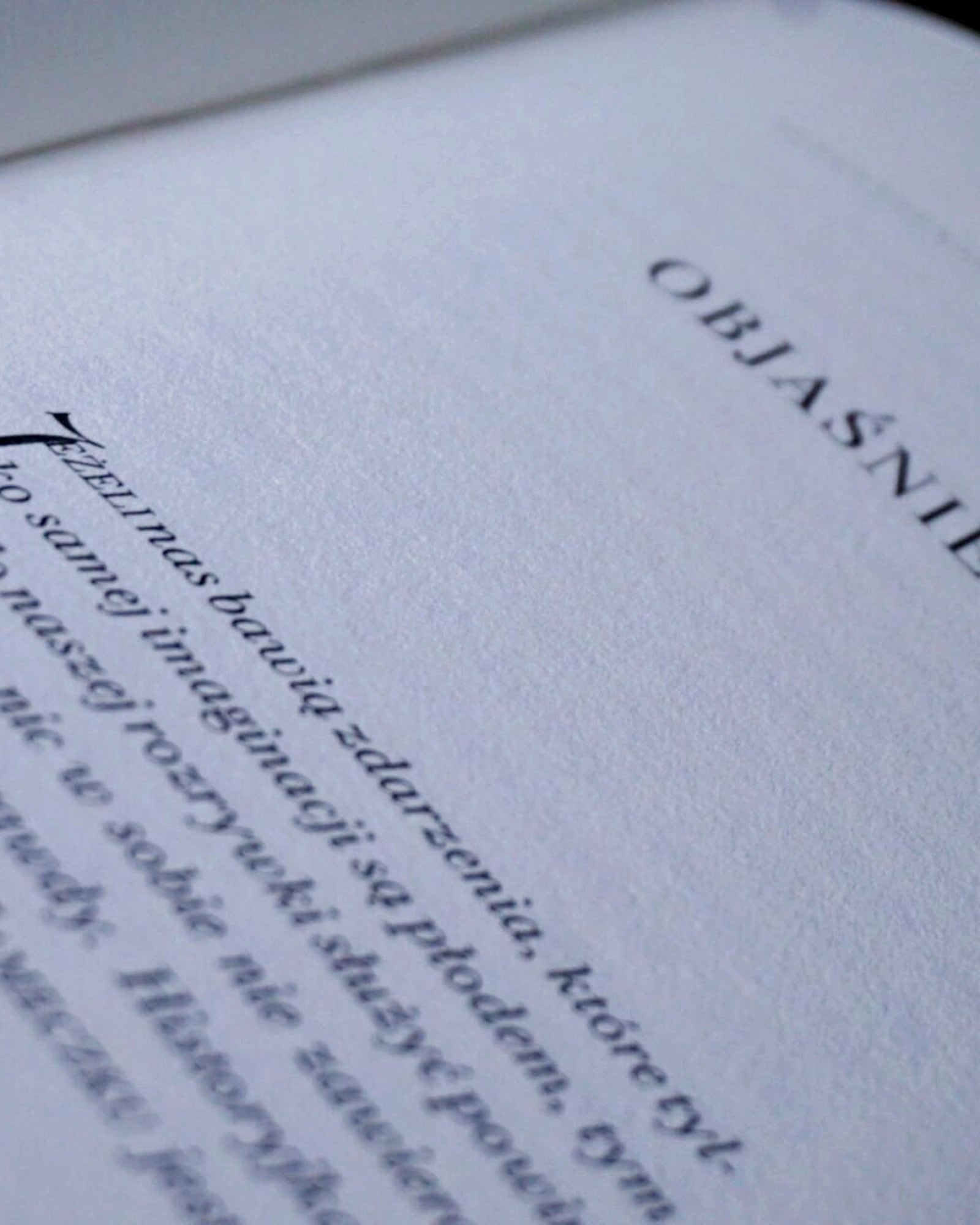 Detal typografii kolekcjonerskiego wydania „Strachu w Zameczku” Anny Olimpii Mostowskiej wydanego przez Rambler Press. Zbliżenie na druk wykonany krojem Bodoni na bawełnianym papierze welinowym, inspirowany estetyką klasycznych książek początku XIX wieku.