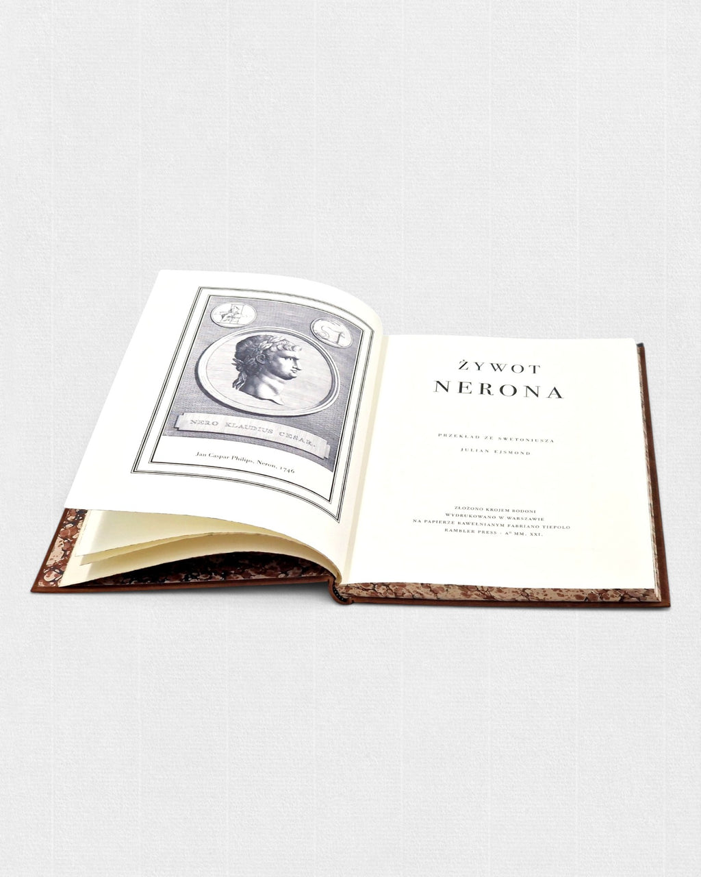 Otwarte kolekcjonerskie wydanie „Żywotu Nerona” Swetoniusza przygotowane przez Rambler Press. Widoczna strona tytułowa, klasyczna typografia oraz ilustracja przedstawiająca cesarza Nerona. Książka drukowana na papierze Fabriano Tiepolo i oprawiona ręcznie w stylu bibliofilskim.