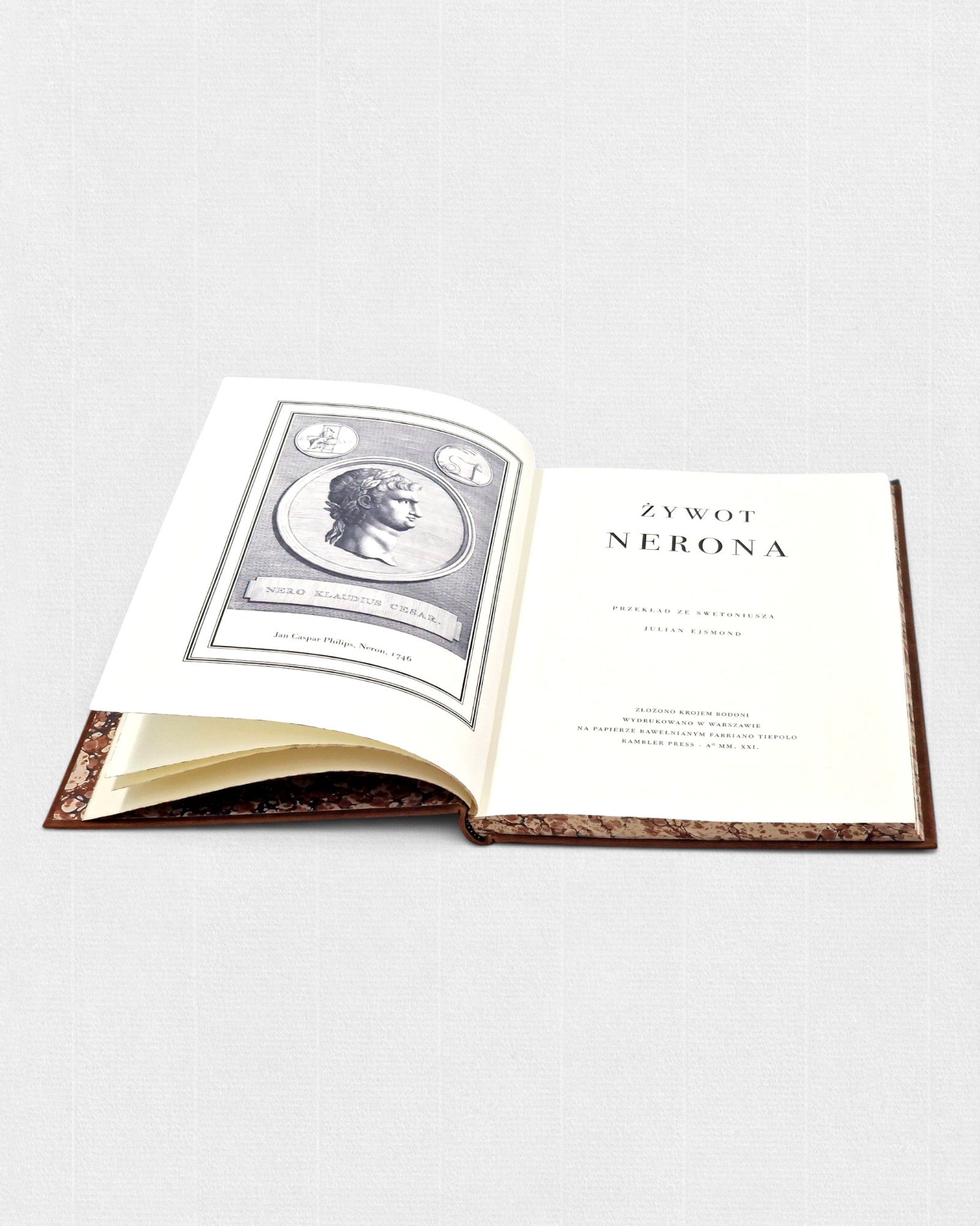 Otwarte kolekcjonerskie wydanie „Żywotu Nerona” Swetoniusza przygotowane przez Rambler Press. Widoczna strona tytułowa, klasyczna typografia oraz ilustracja przedstawiająca cesarza Nerona. Książka drukowana na papierze Fabriano Tiepolo i oprawiona ręcznie w stylu bibliofilskim.