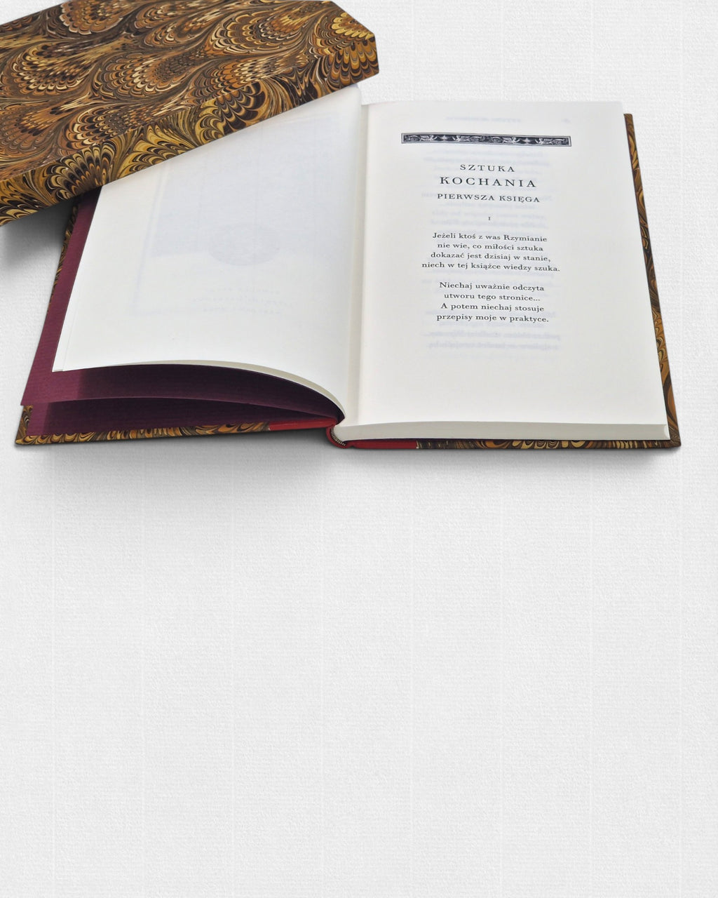 Sztuka kochania Owidiusza (Ars Amatoria) – książka kolekcjonerska Rambler Press, pierwsza strona poematu, klasyczna typografia Walbaum, papier Century Laid i ręczna oprawa bibliofilska.
