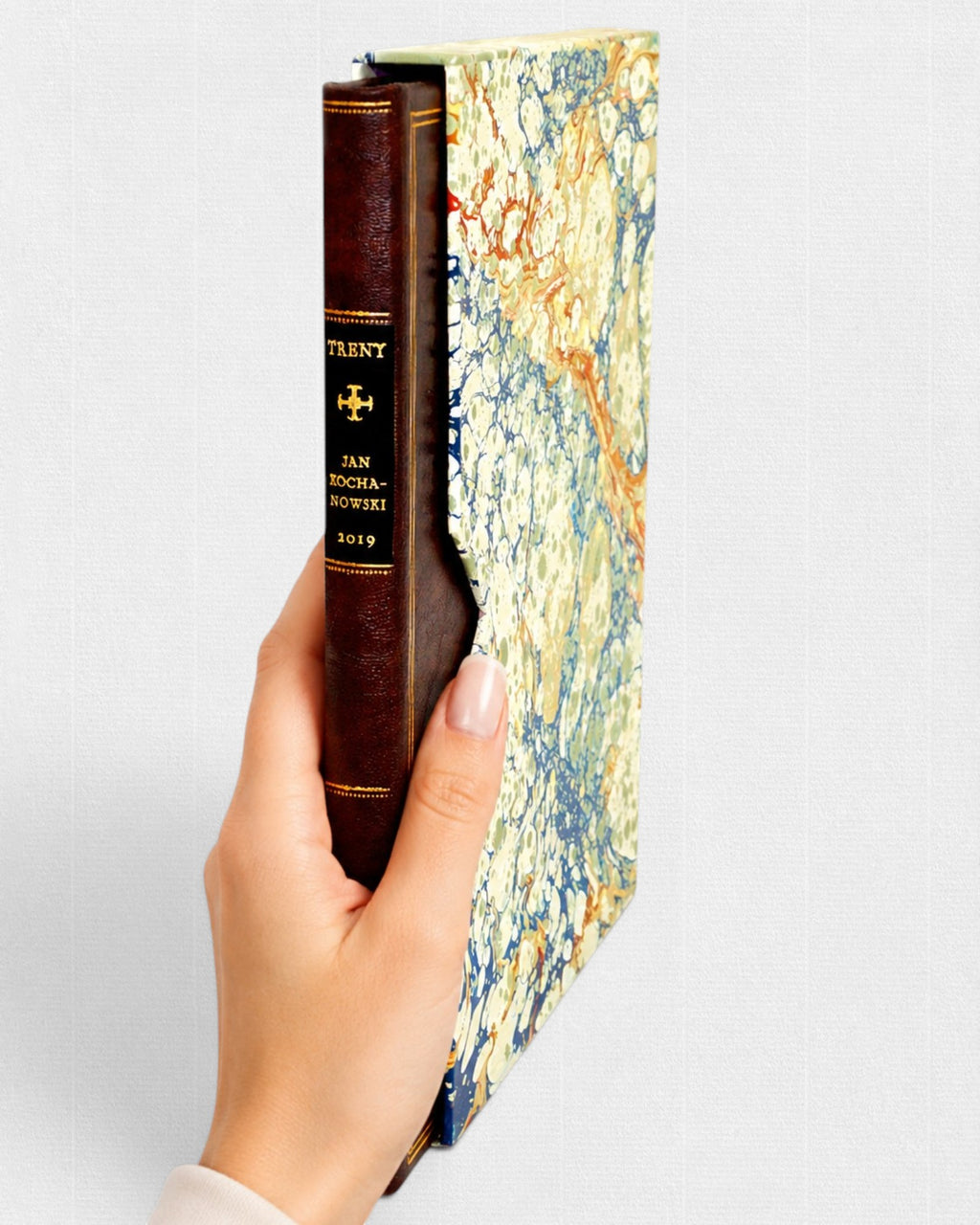 Treny Jana Kochanowskiego w wydaniu kolekcjonerskim Rambler Press, ręcznie oprawiona książka bibliofilska trzymana w dłoni, limitowana edycja dla kolekcjonerów