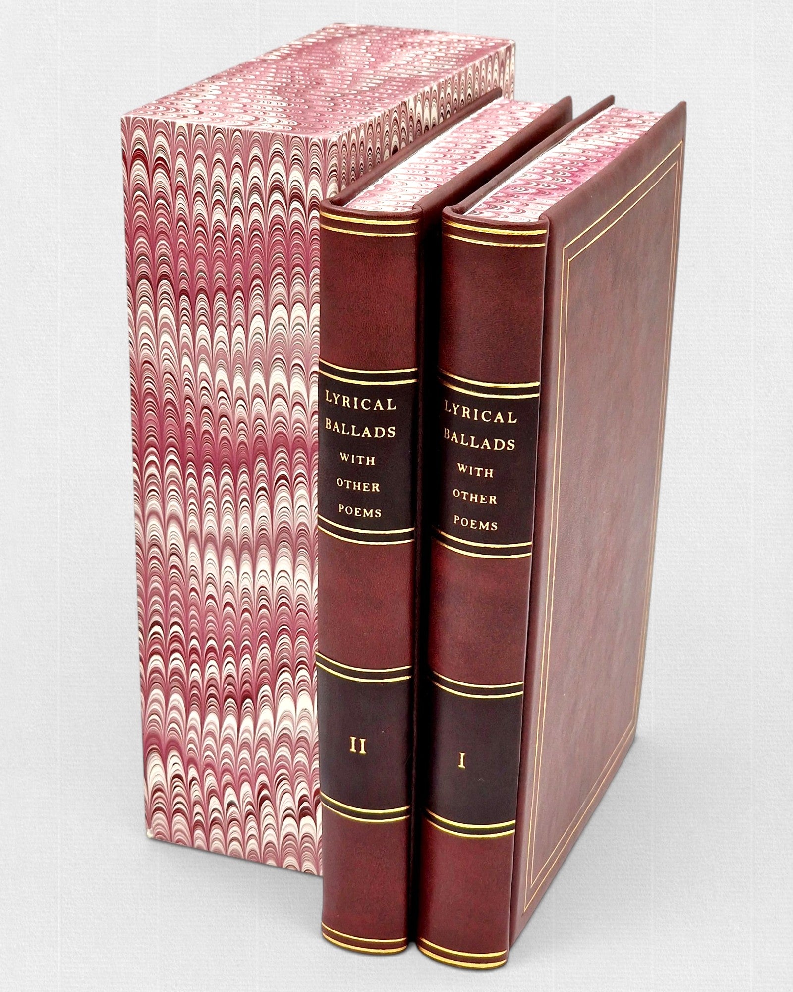 Dwutomowe wydanie „Lyrical Ballads with Other Poems” Williama Wordswortha w skórzanej oprawie, ze złoceniami na grzbietach, w ozdobnym etui z marmoryzowanym wzorem.