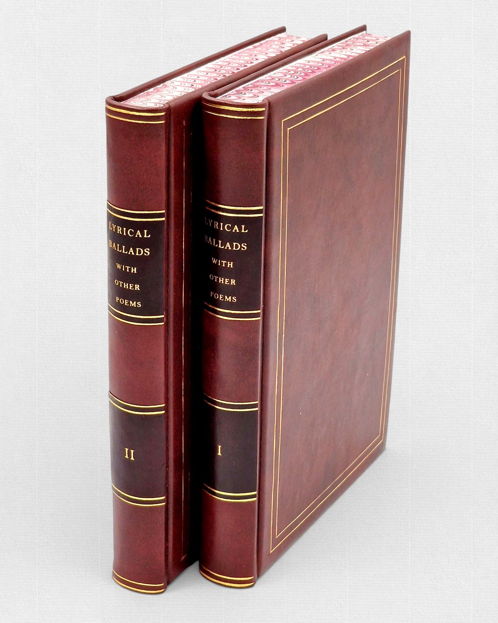 Dwutomowe wydanie „Lyrical Ballads with Other Poems” Williama Wordswortha w brązowej skórzanej oprawie ze złoceniami, ustawione pionowo, z widocznymi marmoryzowanymi krawędziami.