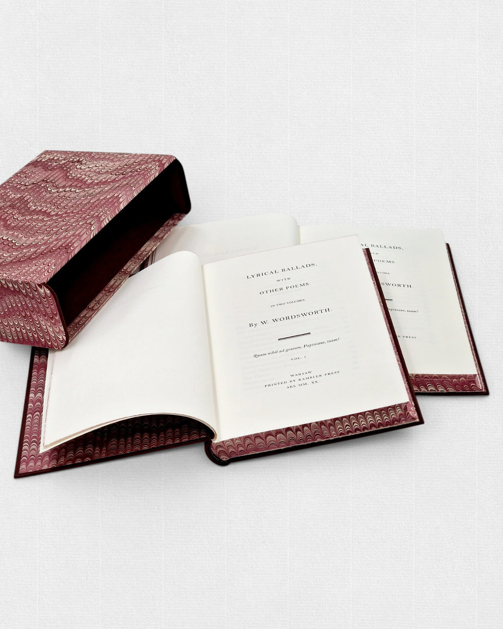 Otwarte tomy „Lyrical Ballads with Other Poems” Williama Wordswortha z widoczną stroną tytułową, obok marmoryzowanego etui ochronnego.