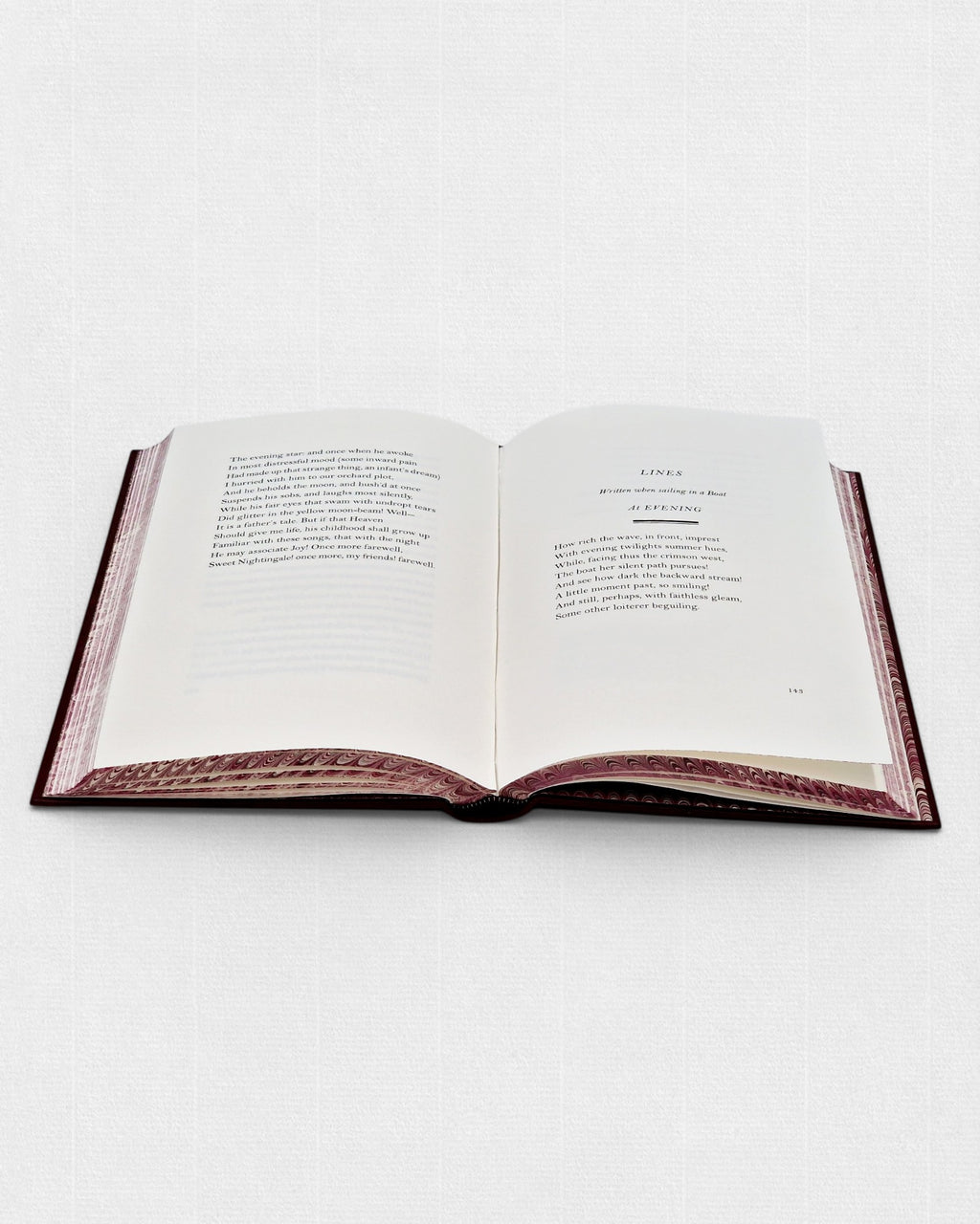 Otwarte wydanie „Lyrical Ballads with Other Poems” Williama Wordswortha z widocznym tekstem poezji i marmoryzowanymi krawędziami stron.