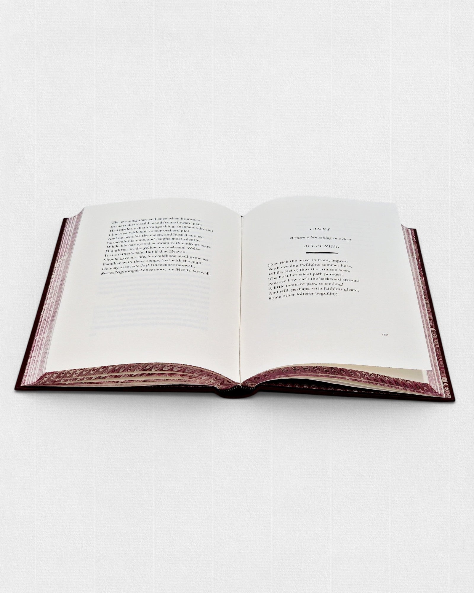 Otwarte wydanie „Lyrical Ballads with Other Poems” Williama Wordswortha z widocznym tekstem poezji i marmoryzowanymi krawędziami stron.