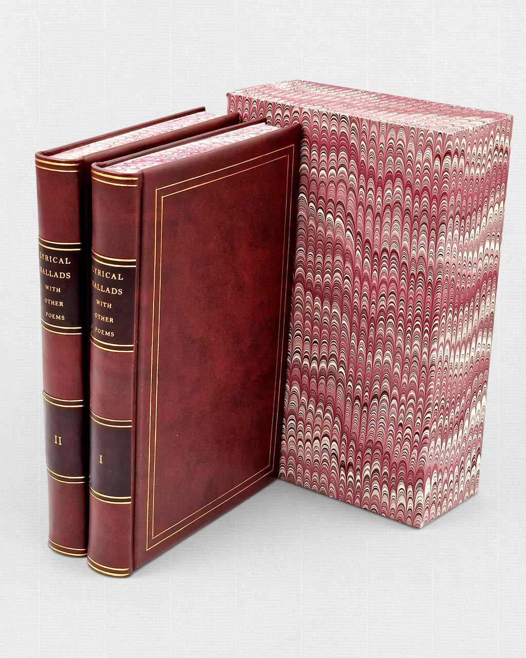 Dwutomowe wydanie „Lyrical Ballads with Other Poems” Williama Wordswortha w brązowej skórzanej oprawie ze złoceniami, pokazane obok marmoryzowanego etui ochronnego.