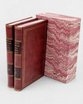 Dwutomowe wydanie „Lyrical Ballads with Other Poems” Williama Wordswortha w brązowej skórzanej oprawie ze złoceniami, pokazane obok marmoryzowanego etui ochronnego.