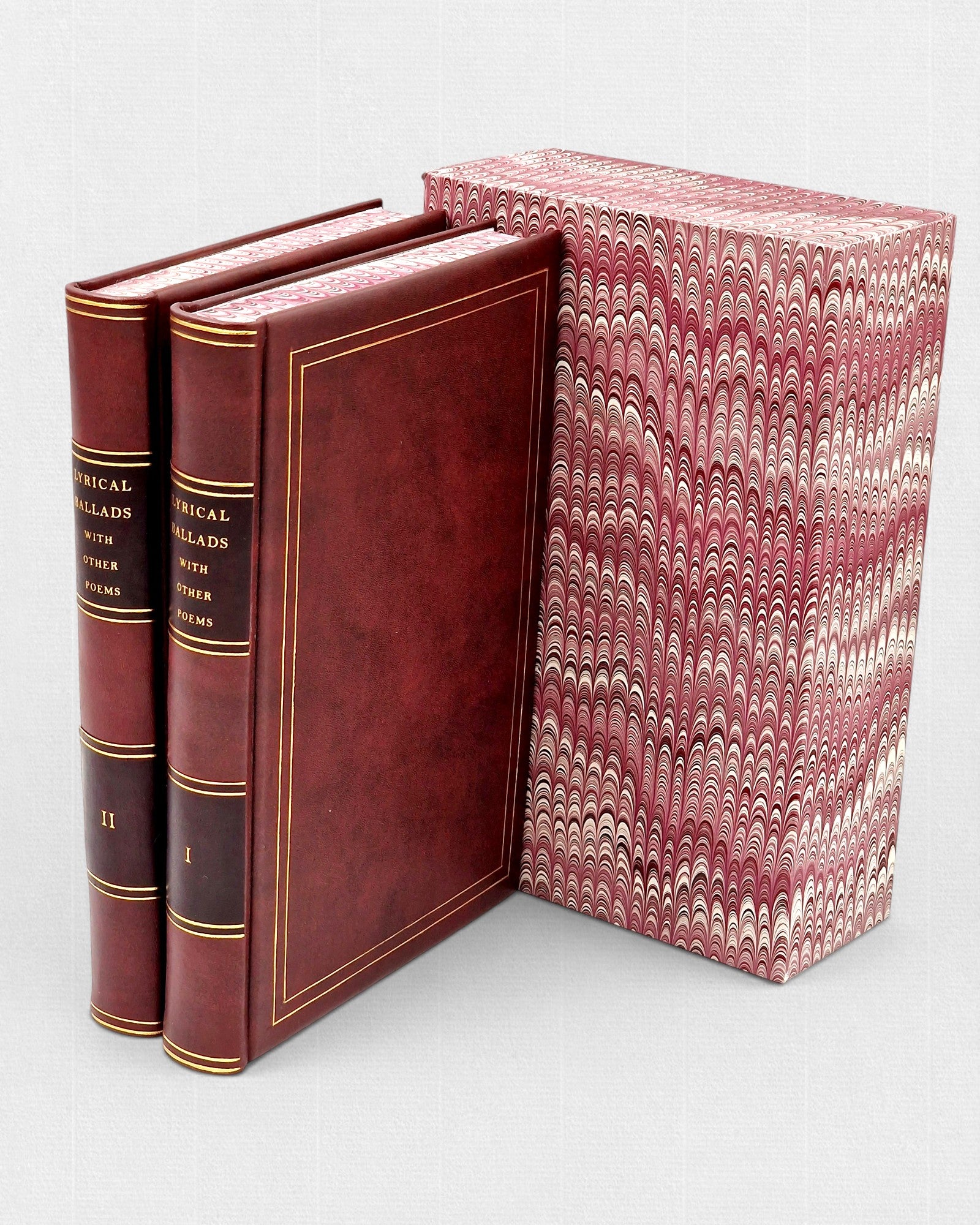 Dwutomowe wydanie „Lyrical Ballads with Other Poems” Williama Wordswortha w brązowej skórzanej oprawie ze złoceniami, pokazane obok marmoryzowanego etui ochronnego.